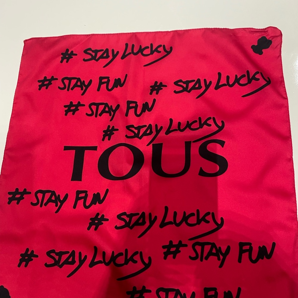 Tous Vibrant fushia Scarf with Black Accents